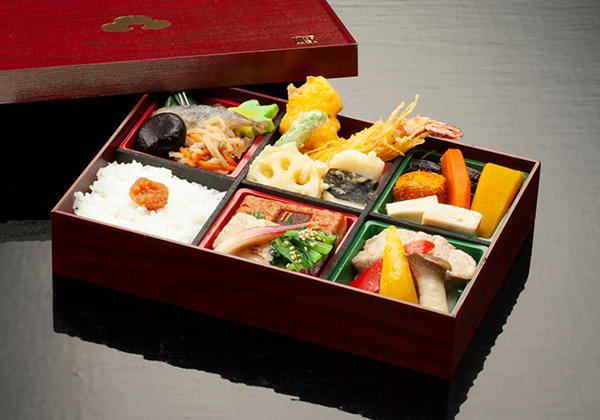 桜坂観山荘の料亭弁当 福岡市内の配達は要相談で